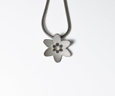 Tommi Salonen / SAVU design - Nemorosa (valkovuokko-riipus)