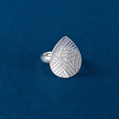 Katja Lettinen / MOODAG - A Drop of Inari (sormus, s&auml;&auml;dett&auml;v&auml;)