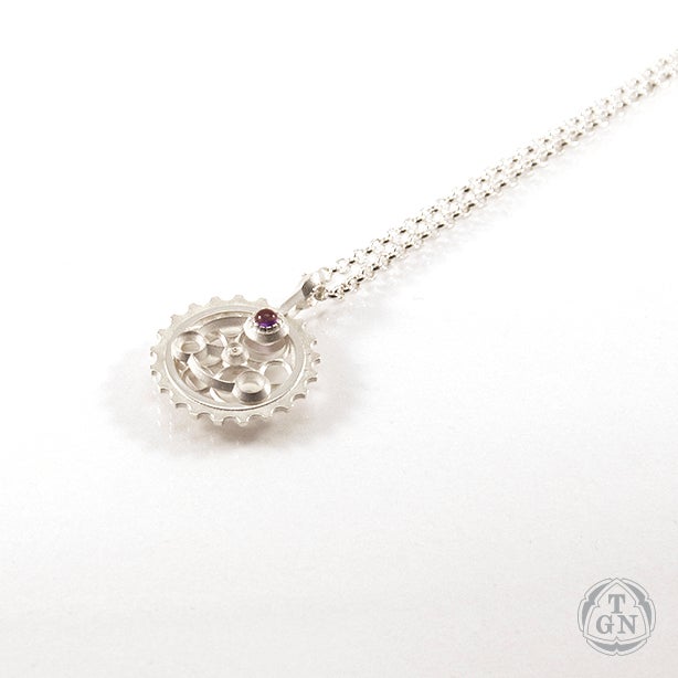 Juhani Ananin: Parts of The Machine Singu (riipus ametistilla)