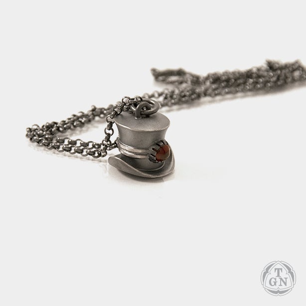 Juhani Ananin: The Toppest Hat (riipus granaatilla)