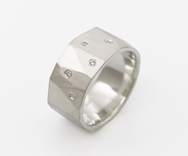 Tommi Salonen / SAVU design - Kallio (leve&auml; timanttisormus)